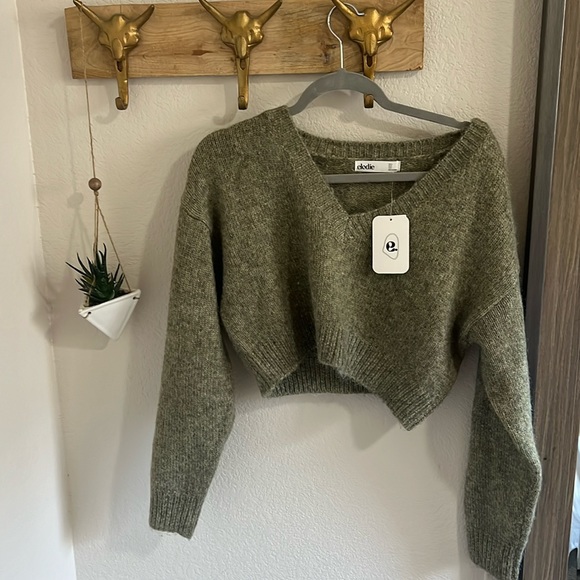 Elodie Sweaters - New with tags V neck cropped Sweater size small